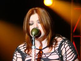 When are Kelly Clarkson's postponed Las Vegas shows expected to resume?